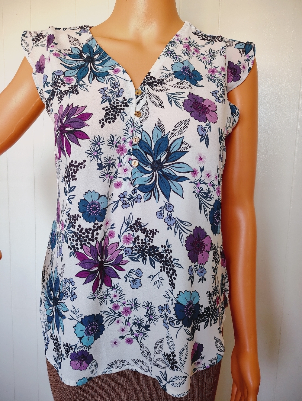 Loft Floral V-Neck Cap Sleeve Top in White with Blue & Purple Flowers Size XSP.
